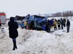 Ngeri! Bus Terbalik di Rusia, Anak-anak Jadi Korban