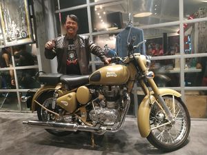 Kenalan Yuk Sama Pemilik Royal Enfield Pertama di Indonesia