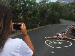 Tulisan Yes di Tengah Jalan di Australia pun Bisa Jadi Lokasi Instagram