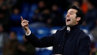 Santiago Solari memberikan arahan untuk para pemain Madrid. REUTERS/Juan Medina.