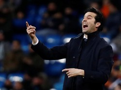 Santiago Solari memberikan arahan untuk para pemain Madrid. REUTERS/Juan Medina.