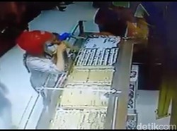 Emak-emak Kembali Terekam CCTV Curi Perhiasan di Toko Emas