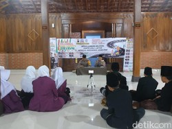 Polisi Madiun Ajak Santri Milenial Berkendara dengan Aman