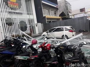 Hujan Disertai Angin, Kaca Ruko Rontok Timpa Mobil dan 5 Motor