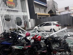 Hujan Disertai Angin, Kaca Ruko Rontok Timpa Mobil dan 5 Motor