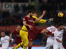 Kiper muda Italia itu berhasil menyelamatkan gawang Milan dari gempuran Roma di menit-menit akhir babak pertama.