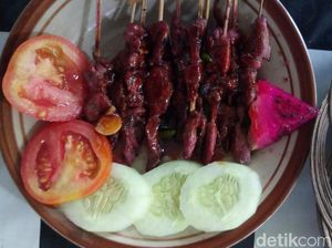 Sambut Imlek Ada Sate Entok Bumbu Buah Naga Merah di Banjarnegara