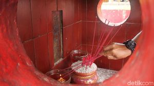 Beribadah dan Melepas Ikan di Toa Pekong Air