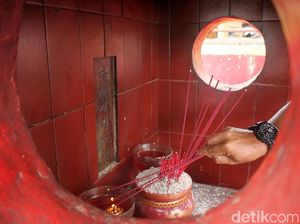 Beribadah dan Melepas Ikan di Toa Pekong Air