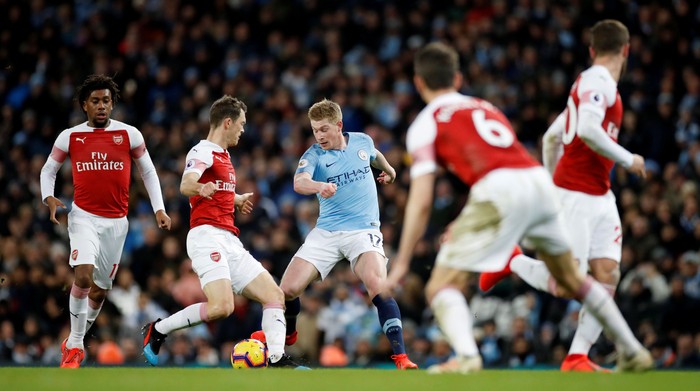 Soccer Football - Premier League - Manchester City v Arsenal - Etihad Stadium, Manchester, Britain - February 3, 2019   Manchester Citys Kevin De Bruyne in action with Arsenals Stephan Lichtsteiner    Action Images via Reuters/Carl Recine    EDITORIAL USE ONLY. No use with unauthorized audio, video, data, fixture lists, club/league logos or 