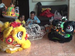 Rezeki Imlek, Omzet Perajin Barongsai Naik 30%