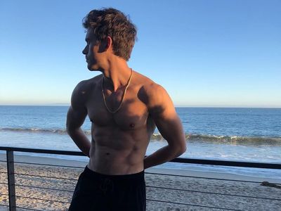 Foto: Antoni Porowski, Koki Ganteng yang Suka Traveling