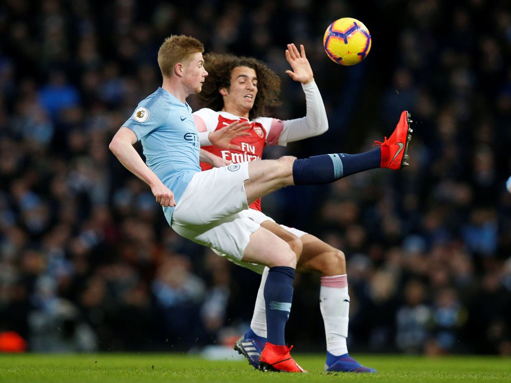Soccer Football - Premier League - Manchester City v Arsenal - Etihad Stadium, Manchester, Britain - February 3, 2019  Manchester City's Kevin De Bruyne in action with Arsenal's Matteo Guendouzi   REUTERS/Andrew Yates    EDITORIAL USE ONLY. No use with unauthorized audio, video, data, fixture lists, club/league logos or 