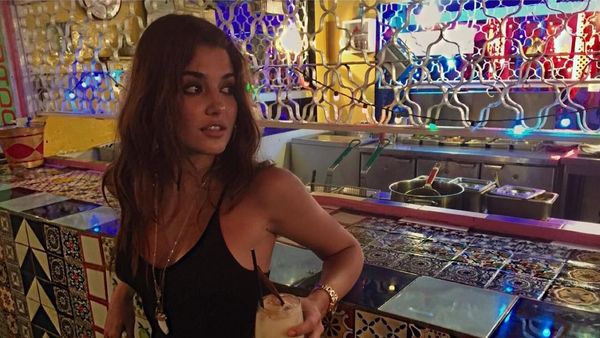 Dinobatkan Sebagai Wanita Tercantik di Dunia, Hande Erçel Ternyata Penggemar Wine