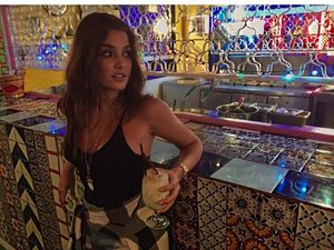 Dinobatkan Sebagai Wanita Tercantik di Dunia, Hande Erçel Ternyata Penggemar Wine