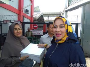Bawa Donat Kampung, Camelia Malik Jenguk Ahmad Dhani di Cipinang