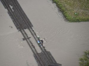Detik-detik Banjir Sekali Seabad Australia Tenggelamkan Rel Detik-detik Banjir Sekali Seabad Australia Tenggelamkan Rel