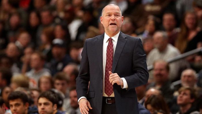 Michael Malone, instruktur Denver Nuggets, menjadi instruktur tim LeBron di NBA All Star 2019. Foto: Matthew Stockman/Getty Images Michael Malone, instruktur Denver Nuggets, menjadi instruktur tim LeBron di NBA All Star 2019. Foto: Matthew Stockman/Getty Images