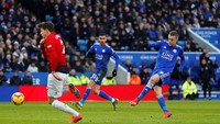 Jamie Vardy melepaskan tendangan dari luar kotak penalti namun gagal berbuah gol. REUTERS/Eddie Keogh.