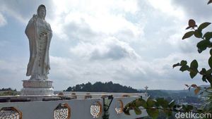 Foto Harmoni Jawa-Tionghoa di Vihara Puncak Gunung Semarang