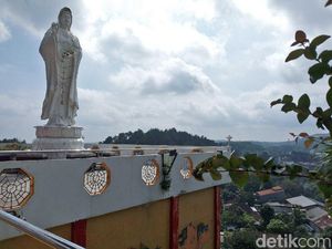 Foto Harmoni Jawa-Tionghoa di Vihara Puncak Gunung Semarang