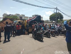 Minta Dipekerjakan, Warga Sidoarjo Tutup Akses Pabrik Kopi