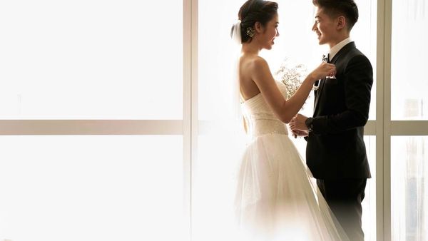 Sejarah Kelam di Balik Tradisi Pakai Veil dan Potong Kue saat Menikah