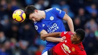 Harry Maguire mengawal ketat Marcus Rashford. Mereka beberpa kali terlibat dalam duel udara. REUTERS/Eddie Keogh.