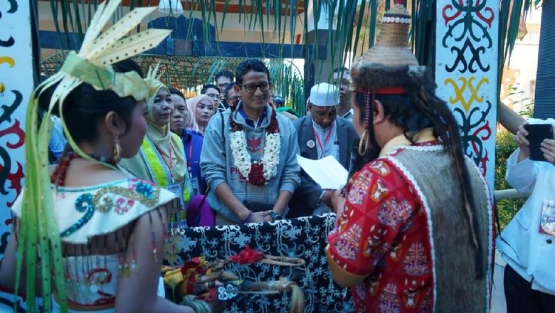 Tiba di Palangkaraya, Sandiaga Disambut Upacara Tetek Pantan