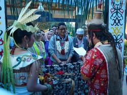 Tiba di Palangkaraya, Sandiaga Disambut Upacara Tetek Pantan