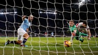 Sergio Aguero ada di posisi dua, dengan torehan 10 hat-trick. Hat-tricknya yang teranyar dicetak ke gawang Arsenal, 3 Februari lalu. (Foto: Andrew Boyers/Reuters)