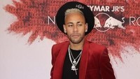 Cedera tak menghalangi Neymar untuk mengadakan pesta ulang tahun di Pavillon Gabriel, sebuah venue di dekat Champs Elysees, Paris. Foto: Thomas SAMSON / AFP