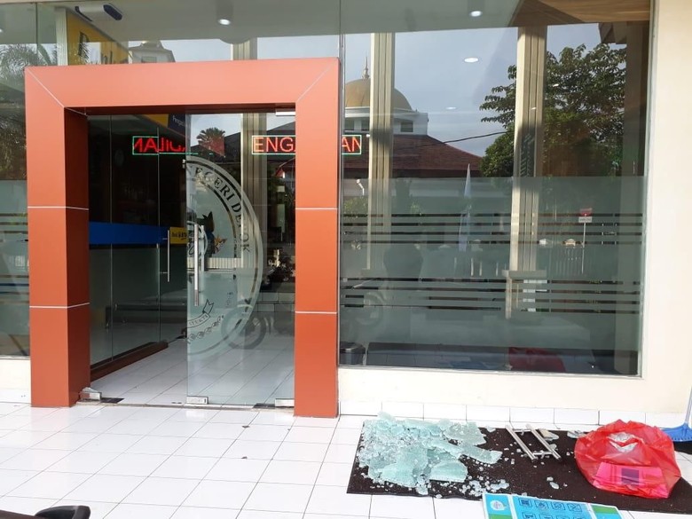 Pintu Kaca PN Depok Pecah, Dirusak Orang Tak Dikenal