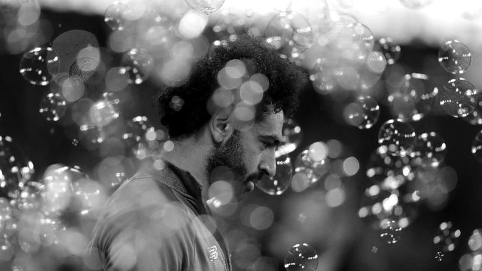 Mohamed Salah ditegur ibunya gara-gara foto pelukan bersama fans (Richard Heathcote/Getty Images) Mohamed Salah ditegur ibunya gara-gara foto pelukan bersama fans (Richard Heathcote/Getty Images)