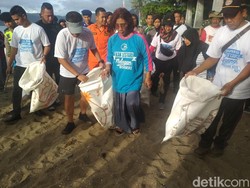 Video: Aksi Susi Perang Lawan Sampah Plastik di Trenggalek