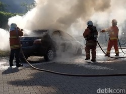 Apes, Mobil Sedan Ini Terbakar Usai Diservis di Surabaya
