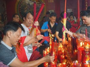 Warga Mulai Datangi Vihara Dharma Bakti di Jakbar untuk Ibadah Imlek