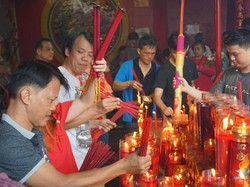 Warga Mulai Datangi Vihara Dharma Bakti di Jakbar untuk Ibadah Imlek