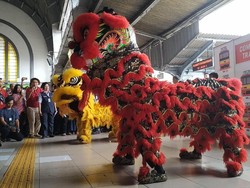 Pertunjukan Barongsai Semarakkan Imlek di Stasiun Jakarta Kota