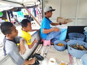 Mantul! Bantu Kaum Dhuafa, Nasi Bungkus Ini Harganya  Rp 3 Ribu Mantul! Bantu Kaum Dhuafa, Nasi Bungkus Ini Harganya  Rp 3 Ribu
