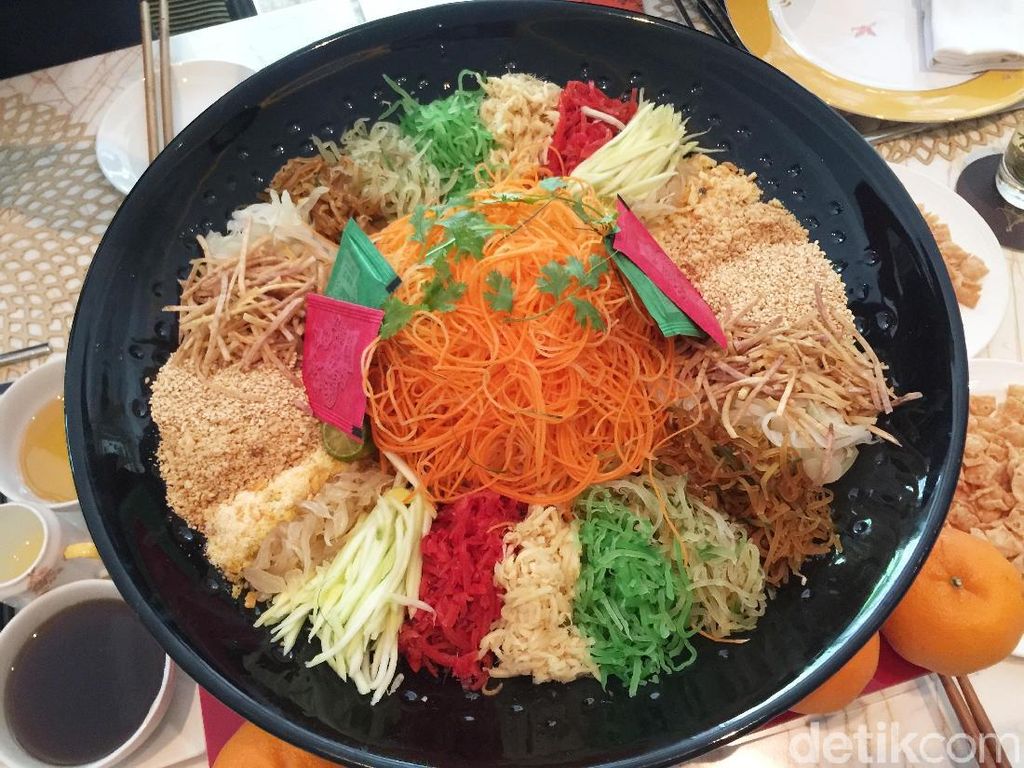 Warna-warni Yee Sang, Salad Perlambang Harapan di Tahun Baru Warna-warni Yee Sang, Salad Perlambang Harapan di Tahun Baru