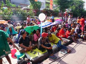 Warga Mulai Berkumpul Minta Angpao di Halaman Vihara Dharma Bhakti