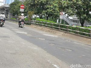 Bahaya! Lubang di Jl MT Haryono Makin Banyak dan Melebar