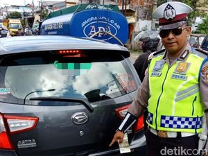 Pengendara Mobil Berplat Sepeda Motor Ini Disemprit Polisi