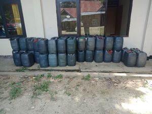 Polisi Gagalkan Pengiriman Ribuan Liter Miras ke Bima Polisi Gagalkan Pengiriman Ribuan Liter Miras ke Bima