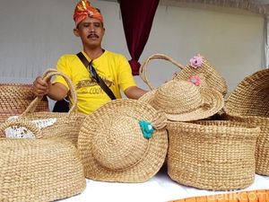 Eceng Gondok Bikin Juwianto Jadi Jutawan Eceng Gondok Bikin Juwianto Jadi Jutawan