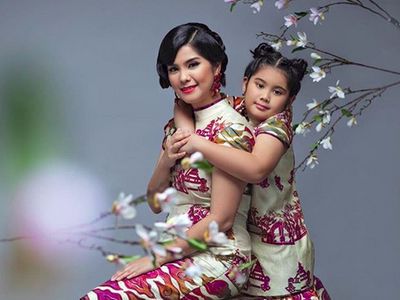 6 Inspirasi Busana Kompak Ibu-Anak untuk Rayakan Imlek