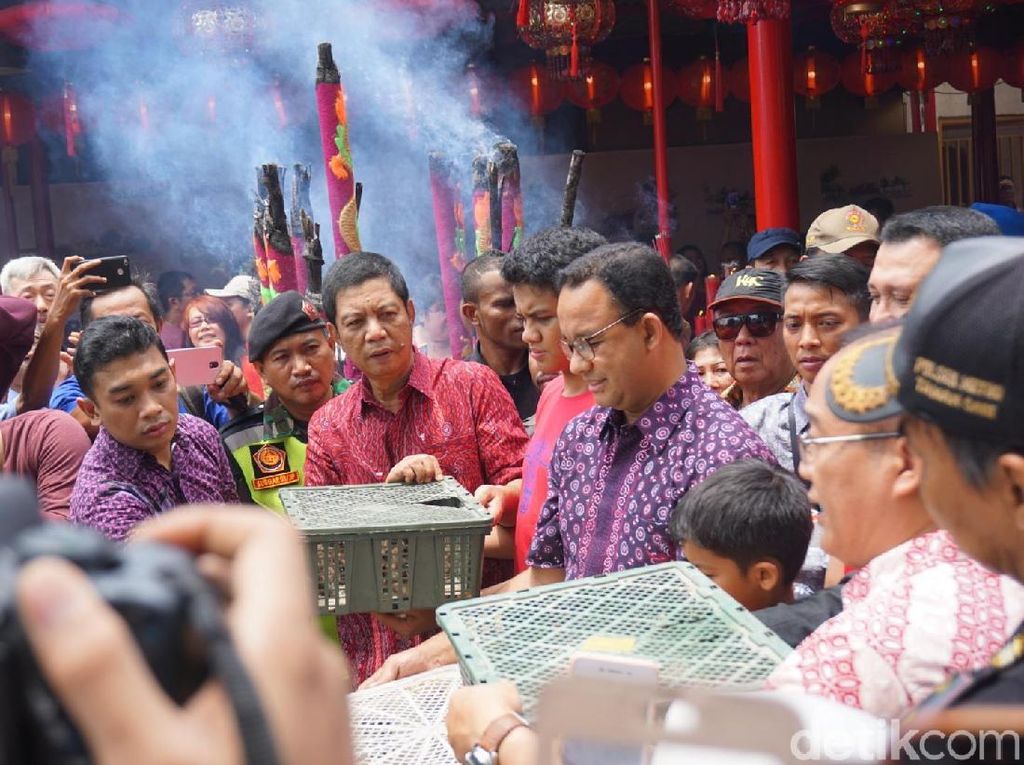 Tradisi Buang Sial, Anies Lepas Burung Pipit di Vihara Dharma Bhakti Tradisi Buang Sial, Anies Lepas Burung Pipit di Vihara Dharma Bhakti