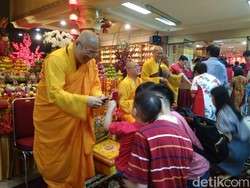 Imlek di Vihara Ekayana Arama Jakbar: Khusyuk Ibadah hingga Bagi-bagi Angpao