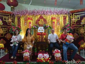 Foto: Ibadah Khusyuk dan Bagi-bagi Angpao di Vihara Ekayana Arama